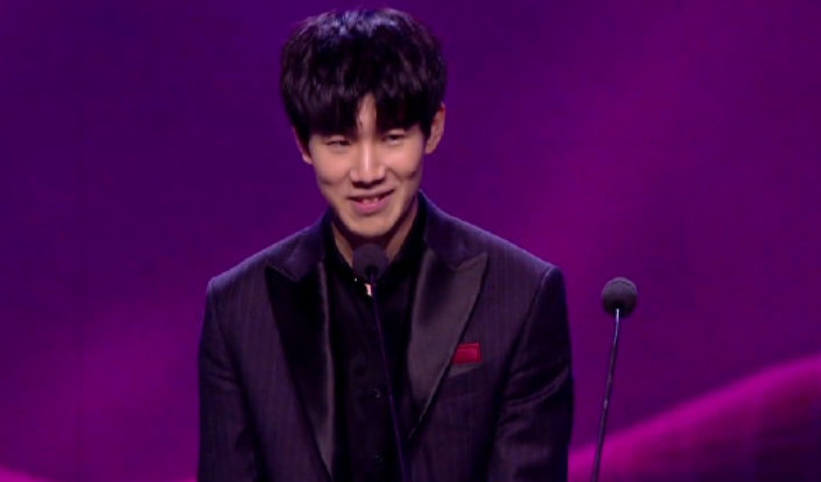 资讯明天和意外哪个先来？#绝地求生搞笑#